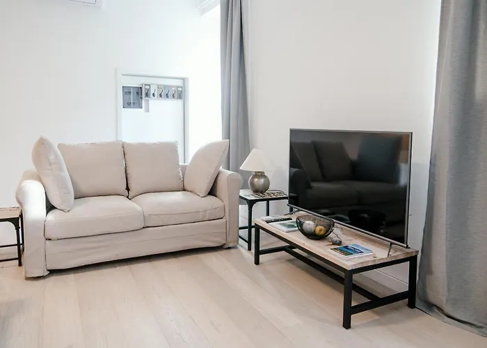 Apartment Borgovico Garden - The House Of Travelers